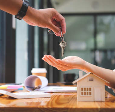 A & A Leisure Service - Handing over keys to a furnished apartment in Paris